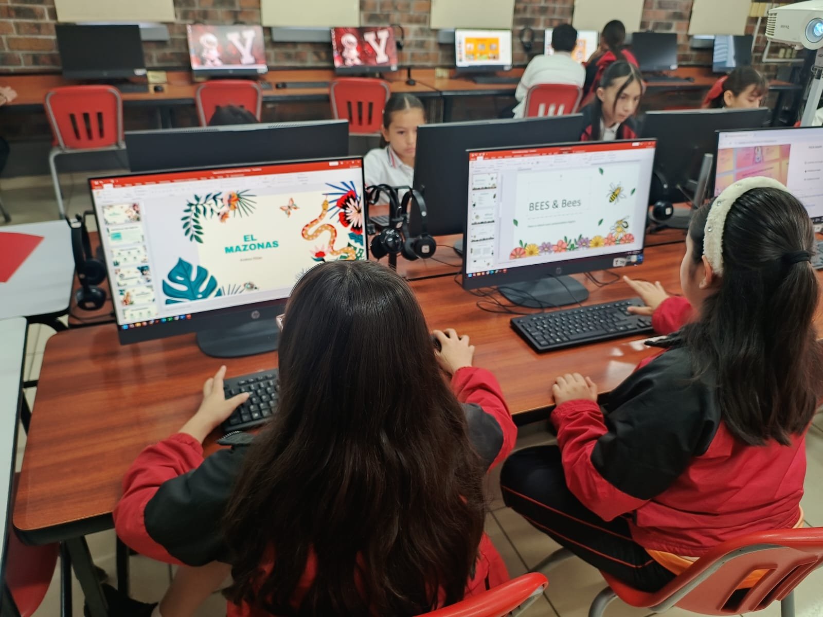 Niños trabajando con tecnología en el aula
